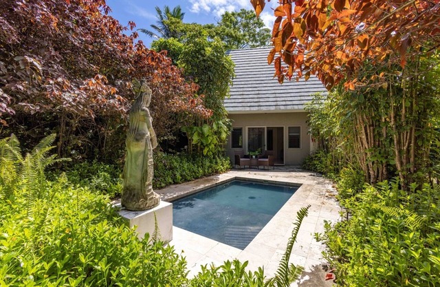Gardenia Room on Tropical Lush Farm in Haiku, Maui with Private Soak Pool