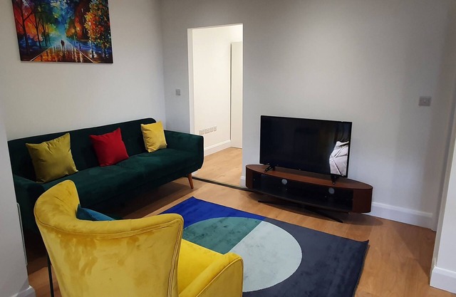 Garland Stylish Apartment 2 In Greater London
