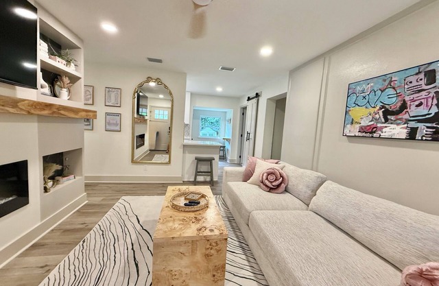 Garnet and Glam 1.2 miles from FSU Stadium 4-bedroom 2 bath house