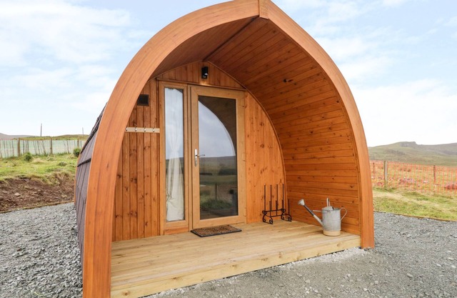 GARRAIDH GHORM POD, romantic, character holiday cottage in Conista