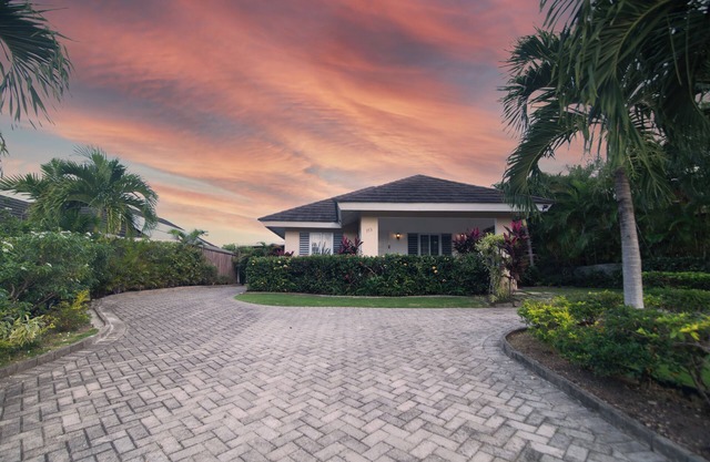 Gated Boho 3-bedroom house with WiFi, gym pool , beach in Ocho Rios
