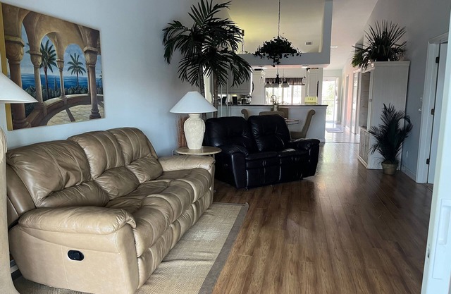 Gated Community/Lazy River/Pool/Tennis/Granite/Tile/Lanai with Kitchen