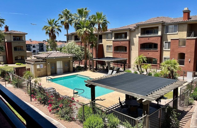 Gated Condo, Heated Pool, Spa, Gym, Near Zoo