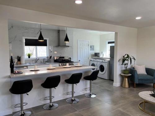 Gated & remodeled 2b2b house 3373