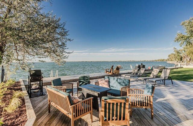 Gather & Relax! 9 Beds, 2 Kayaks & 2 SUPs, Shallow Swimming, Fire Table, Games!