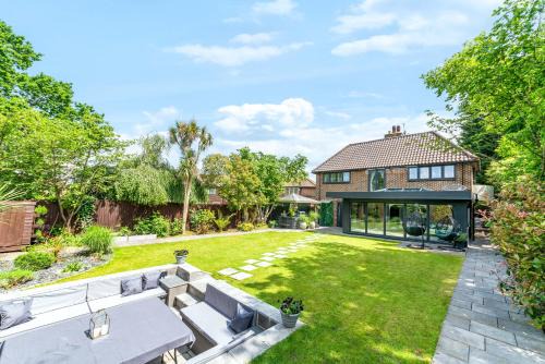 Gatsby Villa with large garden and fancy hot tub