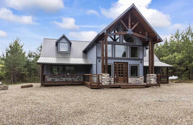 Geauxin' All Inn -Gameroom, Bunks, Spacious Covered Deck, Paved Rd, Hot Tub