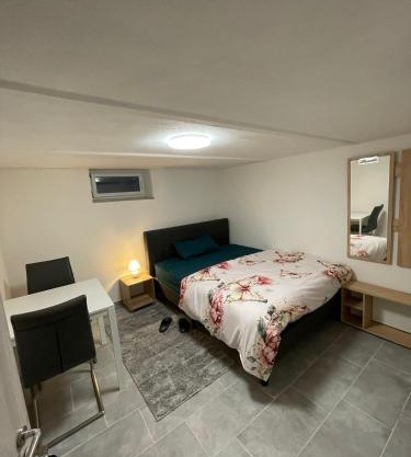 gemütliches und Schönes Zimmer Keller Geschoss K1