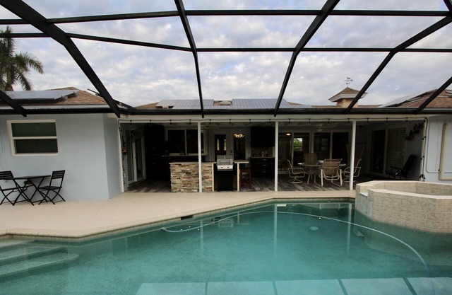 GEM: Pool/Spa; dog area; bike to beach, golf, parks, shops, dining.Awe-Location!