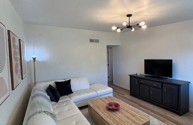 Gem Show, Biking Downtown, UofAn2-BR, 1 Bath house with AC, Fiber Optic Internet