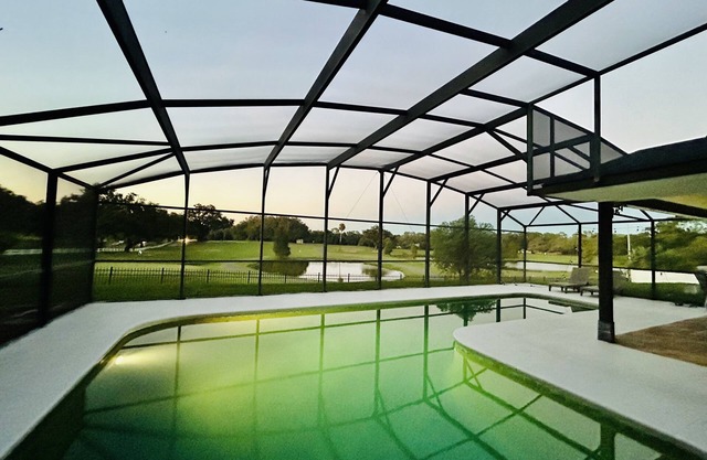 Generations Gateway - King bedroom Suite, Sauna, and Screened in Pool.