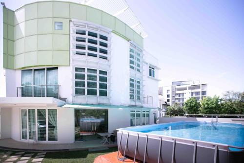 GeorgeTown Codrington 6BR KTV BBQ Pool Bungalow 28Pax