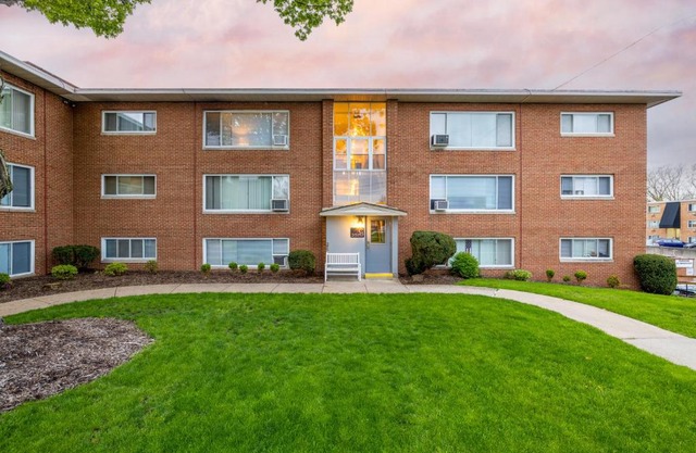 Georgetown Villas 3-2c Close to Cleveland Airport and Fairview Hospital ideal for long stays!