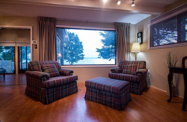 Georogian Bay Beach House plus seperate Guest Cottage.
