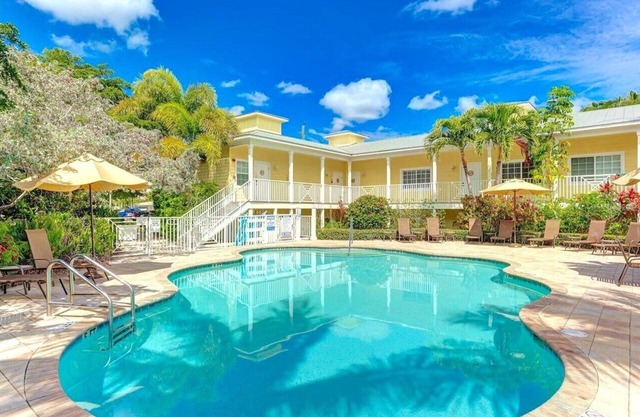 Gertrude's Siesta | Pool, Jacuzzi! 1-minute to Beach! 4-min Dining & Music!