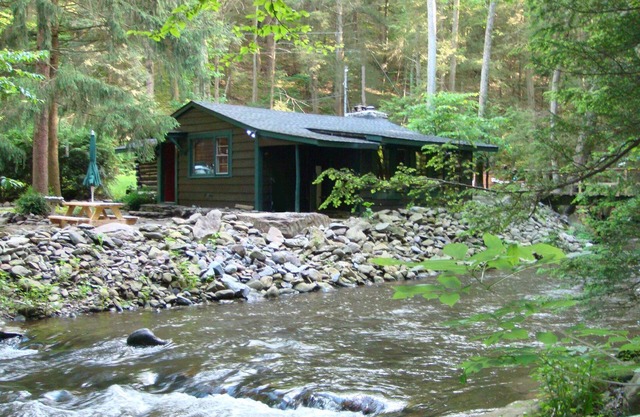 Get cozy at Big Al's Poconos Creek House - Wireless DSL & Trout!