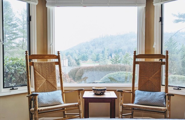 Get Cozy in Kenmure Country Club - Golf & Tennis!