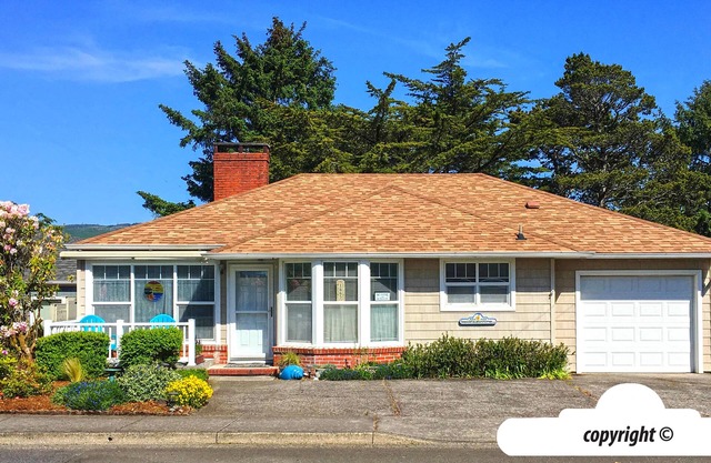 GETAWAY COTTAGE at Seaside Beach Near Ocean Pet Friendly HOT TUB 400ft To Beach