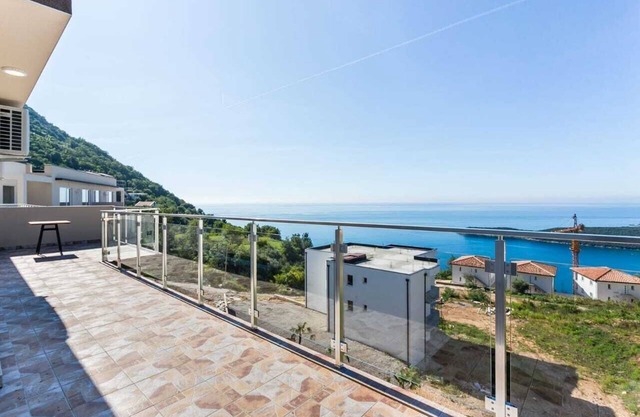 GH# New Penthouse with a pool and a sea view