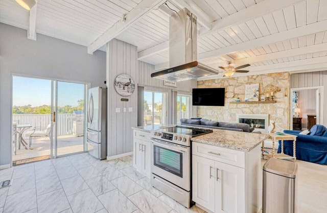 Gidget's Getaway by the Beach! Just a 2 Min Walk