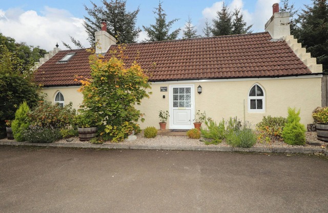 GINGERBREAD HOUSE, romantic, country holiday cottage in Thurso