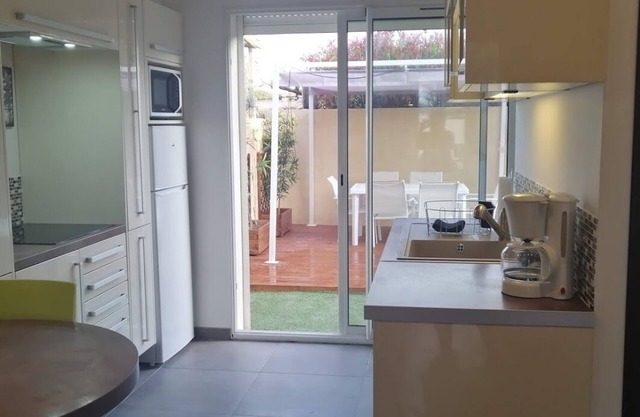 Gîte 1 bed, sleeps 3, garden and parking, small swimming pool, 15 mins from the sea.