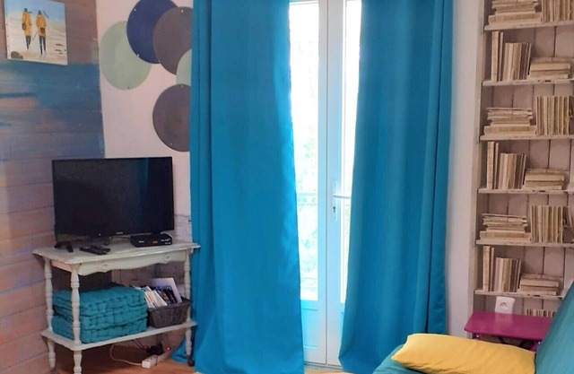 Gîte, 2 bedrooms, shared pool and spa, private garden and parking. 10 min beach