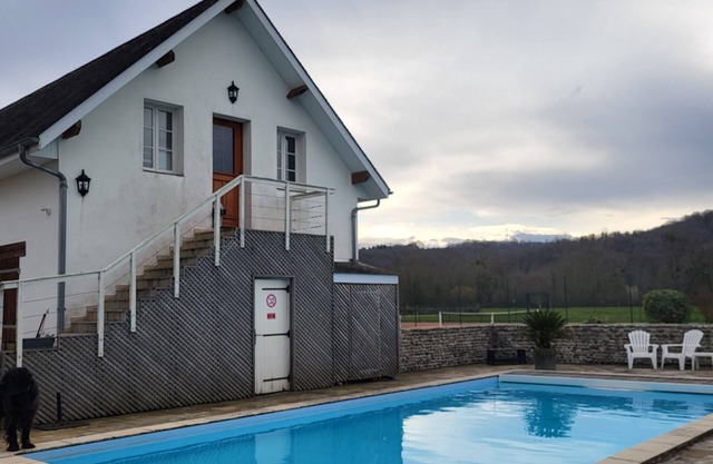 Gîte at the foot of the Pyrenees, ocean 1h15 away, property with swimming pool and tennis court.
