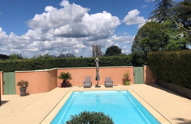 Gite for 3, ideally located, 10 mn from Aix en Provence and 20 mn from Marseille