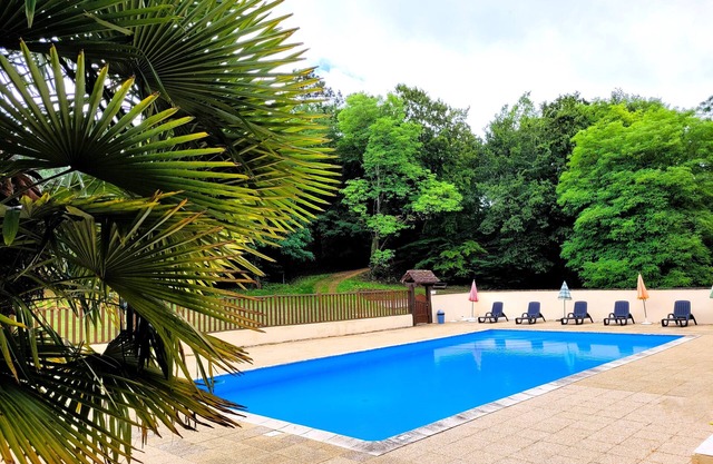Gîte for 5 to 7 people in Sarlat. Shared heated pool, nature, wifi