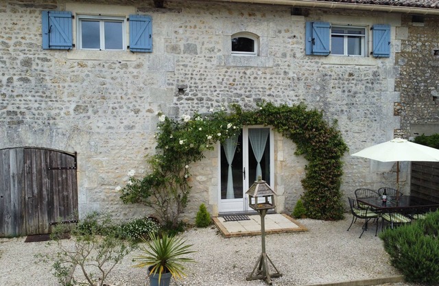 Gite with exclusive pool use - peaceful location. Charente, France