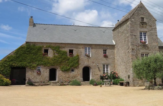 GITE IN A QUIET MANOR 2km from the sea
