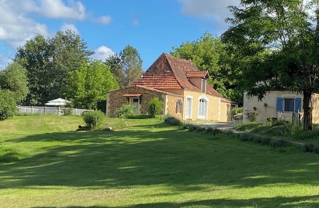 Gîte in the Dordogne in a peaceful green setting, ideal for a family