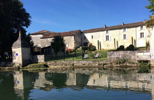 Gite La Cascade de Saintonge, feet in the water