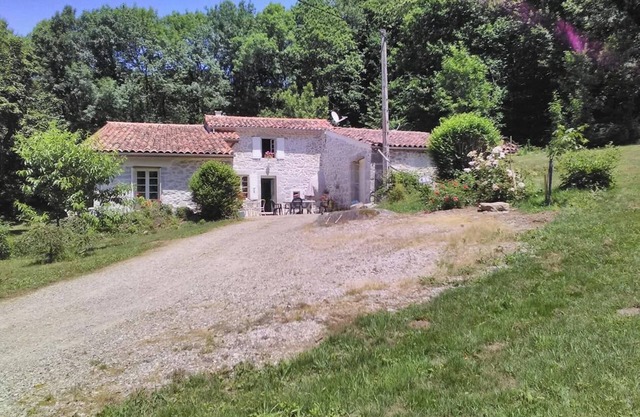Gîte le Coumis sleeps 6, kitchen, parking and garden.