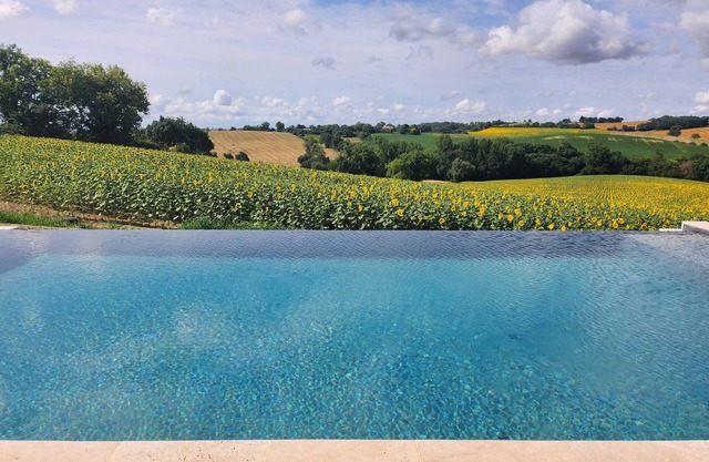 Gîte Les Hauts d’En Perrin with Heated Pool and Mountain View