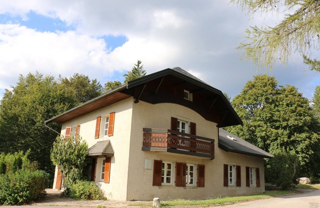 GITE OF 4 BEDROOMS + LARGE DORMITORY OF 6 + LARGE FIREPLACE + MEZZANINE + 3 BATHS