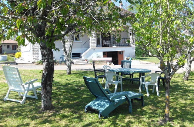 Gite of IRIS whole house on ground of 8000 m2