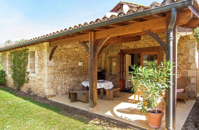 Gîte on estate with shared pool