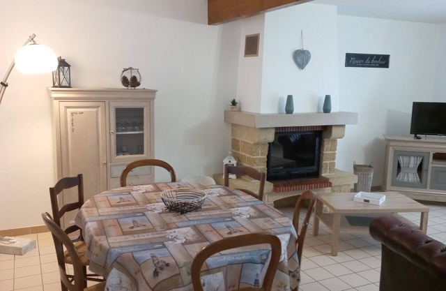 Gîte on the banks of the Eure. Ideal for families with 2 bedrooms and private garden.