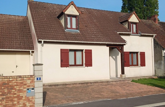 Gîte on the banks of the Eure. Quiet location with 4 bedrooms, 2 bathrooms and parking.