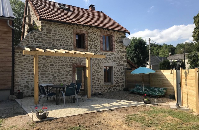 Gite w/Private Lake - 80Acres/NatureTrails/PetsOK