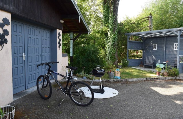 Gite with private entrance and parking/waterfront patio
