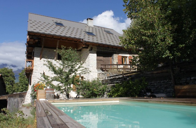 Gîte with private swimming pool at the gateway to the Ecrins*.