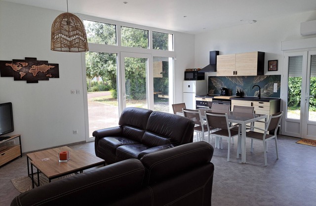 Gîtes A la source Logement l'Isle up to 6 people with air conditioning