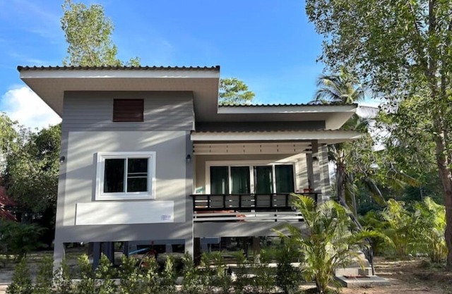 Gizem’s Coconut Lane Oasis