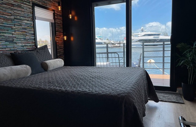 Glamorous Houseboat Stay - Enchantress Experience @ The Perry