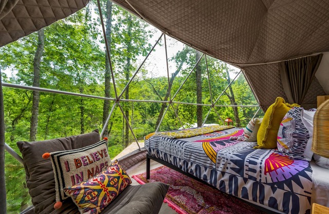 📚😇 GLAMPING DOME WITH PRIVATE BATHROOM AND HOT TUB!