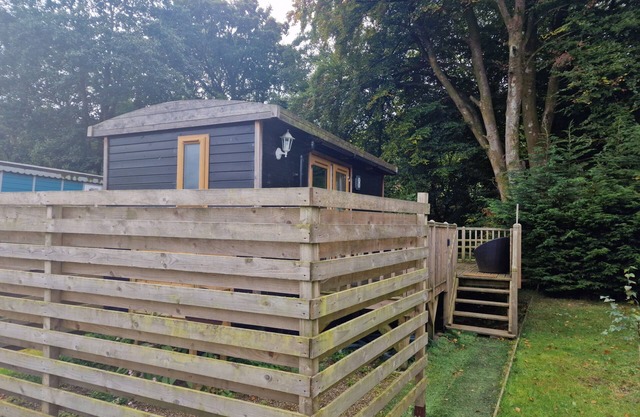 Glamping Hut - Riverside 1