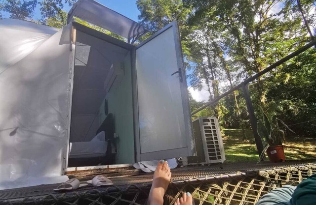Glamping surrounded by nature and fauna.